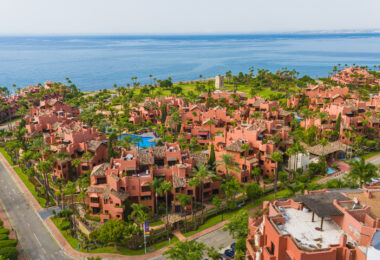 Fantastyczny południowo-zachodni naprzeciwko trzypokojowego dwupoziomowego penthouse położony w prestiżowej, strzeżonej nadmorskiej społeczności Menara Beach, Estepona