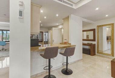 Fantastyczny południowo-zachodni naprzeciwko trzypokojowego dwupoziomowego penthouse położony w prestiżowej, strzeżonej nadmorskiej społeczności Menara Beach, Estepona