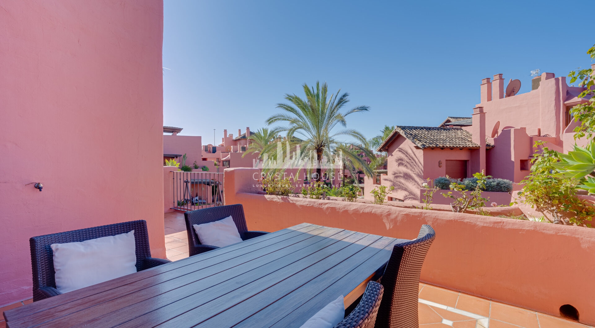 Fantastyczny południowo-zachodni naprzeciwko trzypokojowego dwupoziomowego penthouse położony w prestiżowej, strzeżonej nadmorskiej społeczności Menara Beach, Estepona