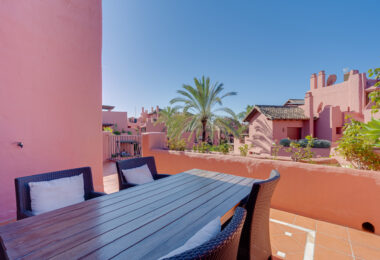 Fantastyczny południowo-zachodni naprzeciwko trzypokojowego dwupoziomowego penthouse położony w prestiżowej, strzeżonej nadmorskiej społeczności Menara Beach, Estepona