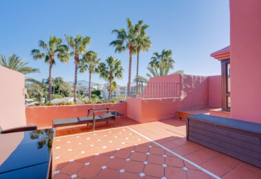 Fantastyczny południowo-zachodni naprzeciwko trzypokojowego dwupoziomowego penthouse położony w prestiżowej, strzeżonej nadmorskiej społeczności Menara Beach, Estepona