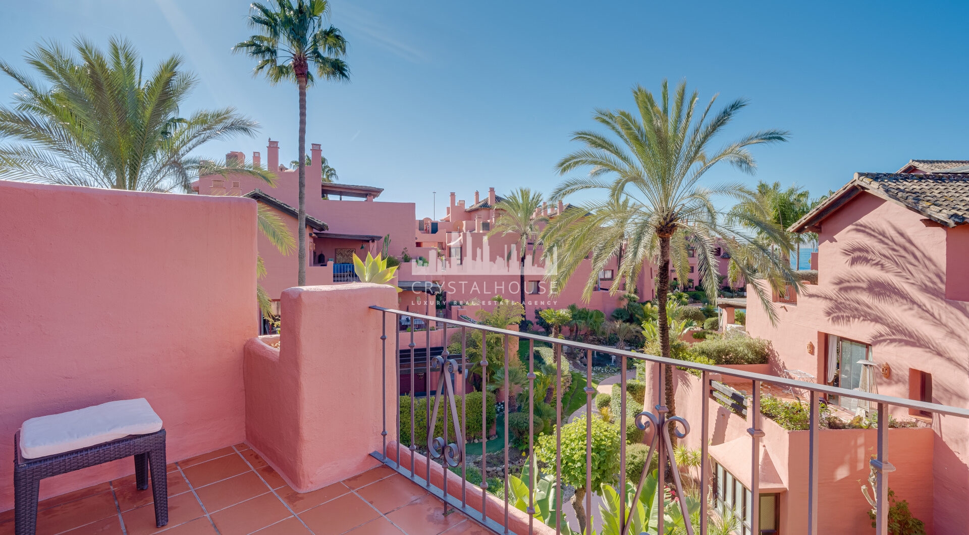 Fantastyczny południowo-zachodni naprzeciwko trzypokojowego dwupoziomowego penthouse położony w prestiżowej, strzeżonej nadmorskiej społeczności Menara Beach, Estepona