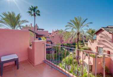 Fantastyczny południowo-zachodni naprzeciwko trzypokojowego dwupoziomowego penthouse położony w prestiżowej, strzeżonej nadmorskiej społeczności Menara Beach, Estepona