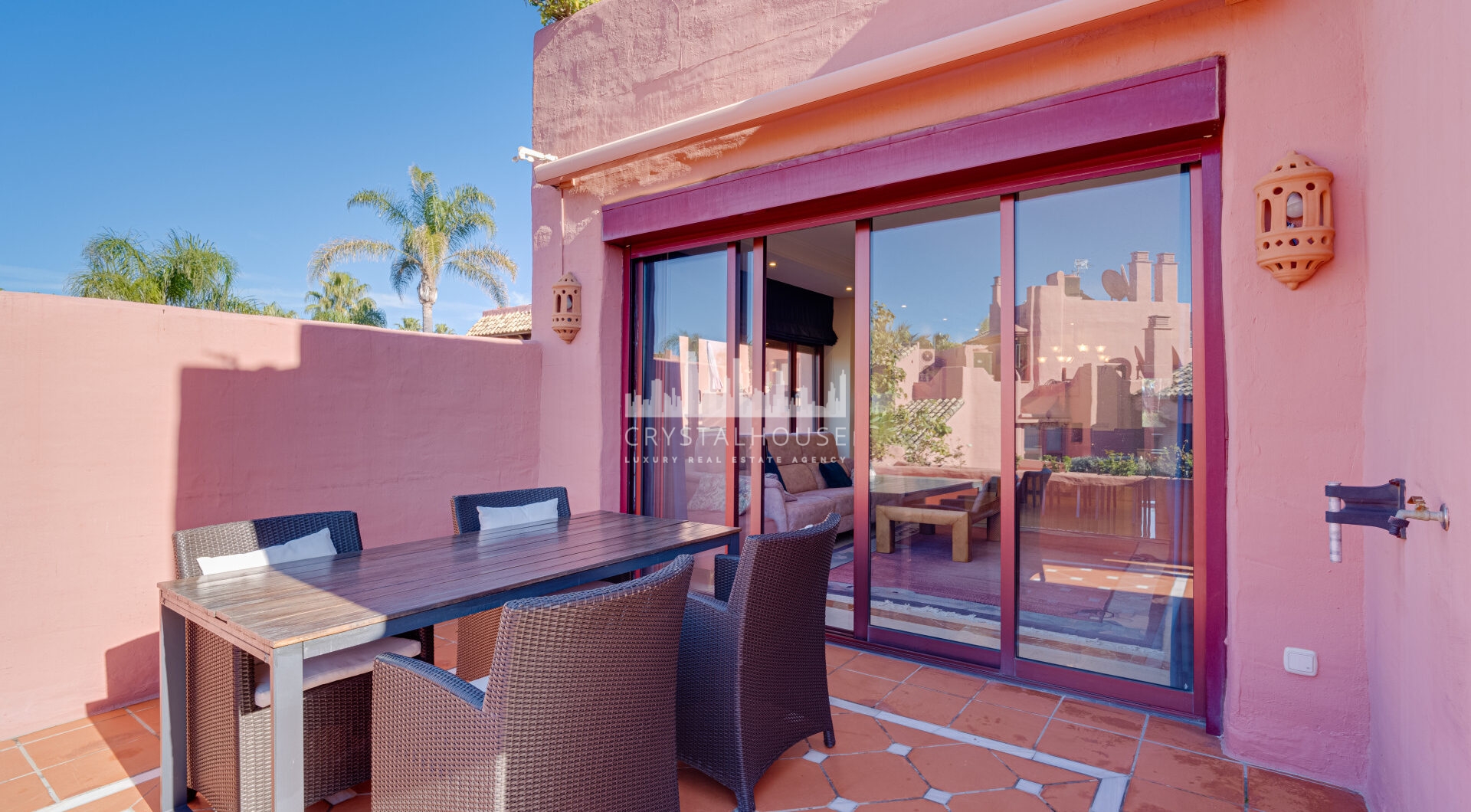 Fantastyczny południowo-zachodni naprzeciwko trzypokojowego dwupoziomowego penthouse położony w prestiżowej, strzeżonej nadmorskiej społeczności Menara Beach, Estepona