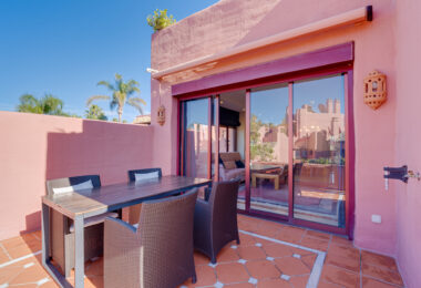 Fantastyczny południowo-zachodni naprzeciwko trzypokojowego dwupoziomowego penthouse położony w prestiżowej, strzeżonej nadmorskiej społeczności Menara Beach, Estepona