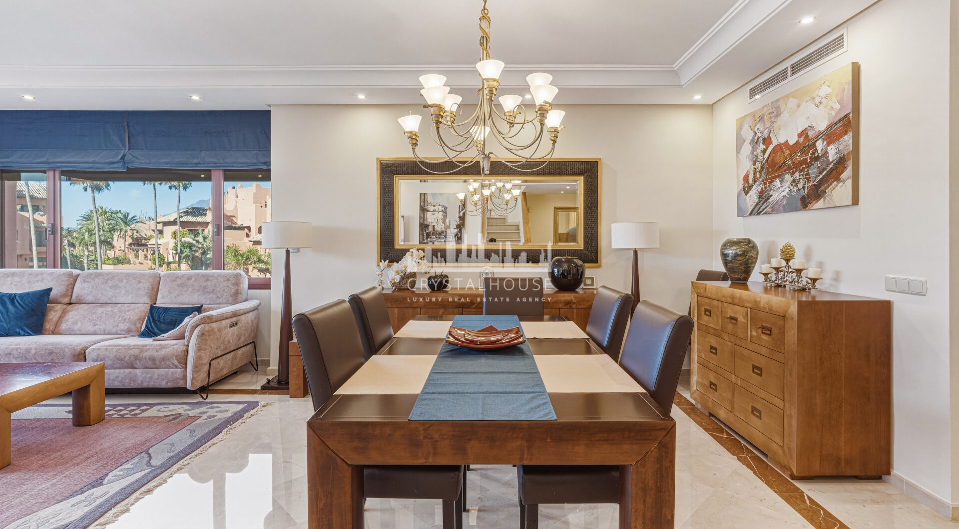 Fantastyczny południowo-zachodni naprzeciwko trzypokojowego dwupoziomowego penthouse położony w prestiżowej, strzeżonej nadmorskiej społeczności Menara Beach, Estepona