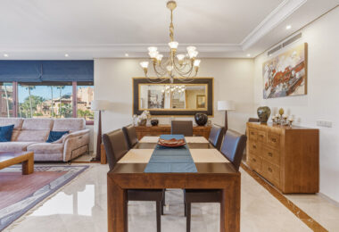 Fantastyczny południowo-zachodni naprzeciwko trzypokojowego dwupoziomowego penthouse położony w prestiżowej, strzeżonej nadmorskiej społeczności Menara Beach, Estepona