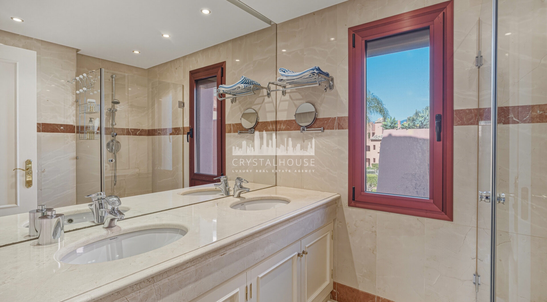 Fantastyczny południowo-zachodni naprzeciwko trzypokojowego dwupoziomowego penthouse położony w prestiżowej, strzeżonej nadmorskiej społeczności Menara Beach, Estepona