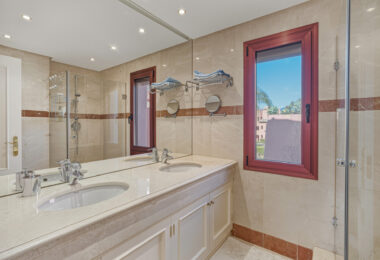 Fantastyczny południowo-zachodni naprzeciwko trzypokojowego dwupoziomowego penthouse położony w prestiżowej, strzeżonej nadmorskiej społeczności Menara Beach, Estepona