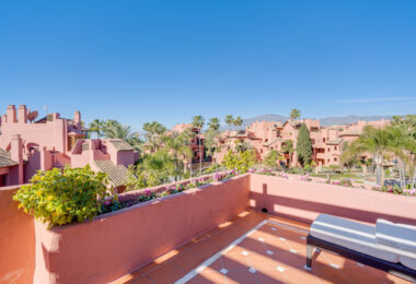 Fantastyczny południowo-zachodni naprzeciwko trzypokojowego dwupoziomowego penthouse położony w prestiżowej, strzeżonej nadmorskiej społeczności Menara Beach, Estepona