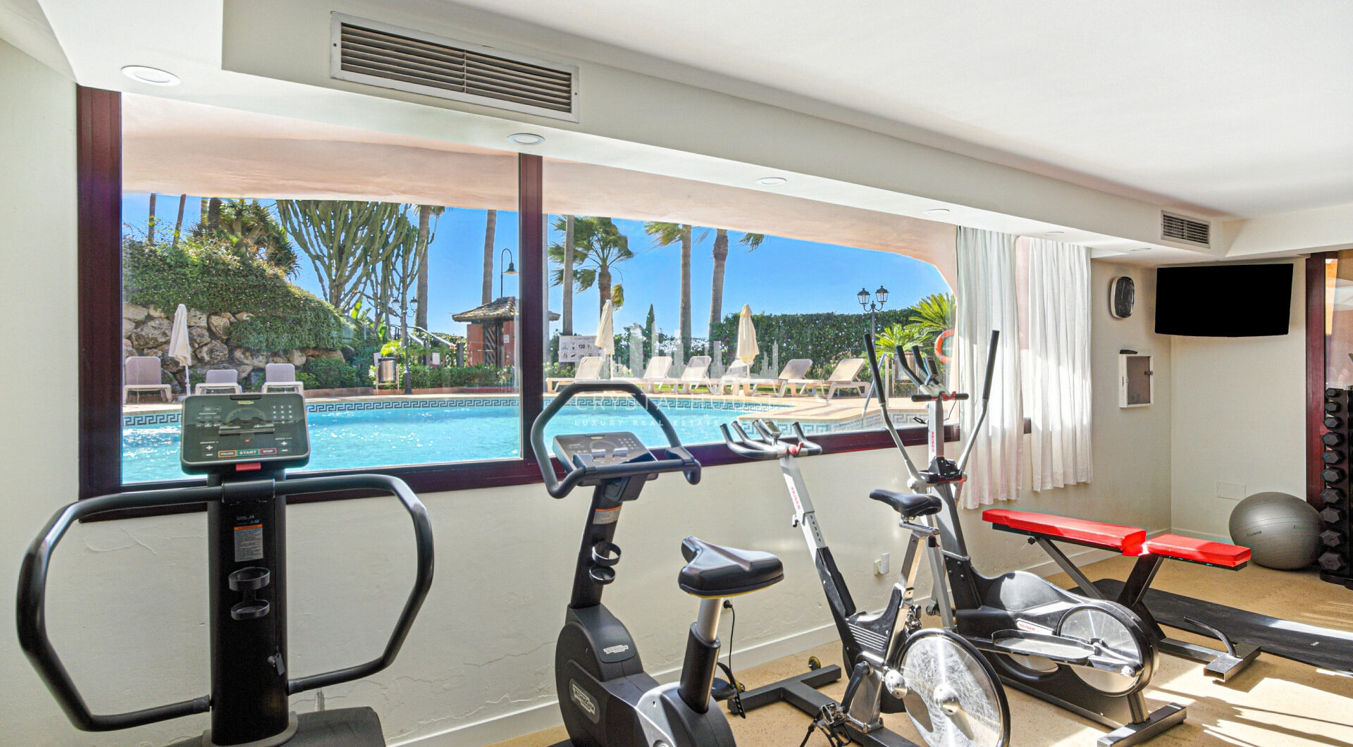 Fantastyczny południowo-zachodni naprzeciwko trzypokojowego dwupoziomowego penthouse położony w prestiżowej, strzeżonej nadmorskiej społeczności Menara Beach, Estepona