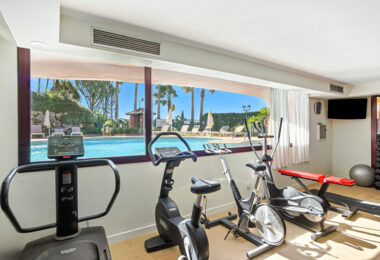 Fantastyczny południowo-zachodni naprzeciwko trzypokojowego dwupoziomowego penthouse położony w prestiżowej, strzeżonej nadmorskiej społeczności Menara Beach, Estepona