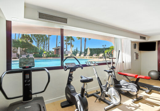 Fantastyczny południowo-zachodni naprzeciwko trzypokojowego dwupoziomowego penthouse położony w prestiżowej, strzeżonej nadmorskiej społeczności Menara Beach, Estepona