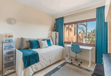 Fantastyczny południowo-zachodni naprzeciwko trzypokojowego dwupoziomowego penthouse położony w prestiżowej, strzeżonej nadmorskiej społeczności Menara Beach, Estepona