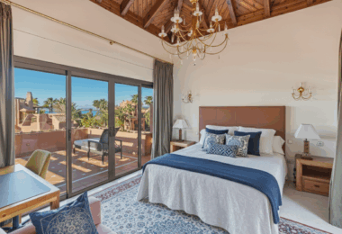 Fantastyczny południowo-zachodni naprzeciwko trzypokojowego dwupoziomowego penthouse położony w prestiżowej, strzeżonej nadmorskiej społeczności Menara Beach, Estepona