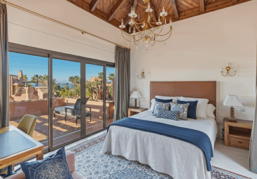 Fantastyczny południowo-zachodni naprzeciwko trzypokojowego dwupoziomowego penthouse położony w prestiżowej, strzeżonej nadmorskiej społeczności Menara Beach, Estepona