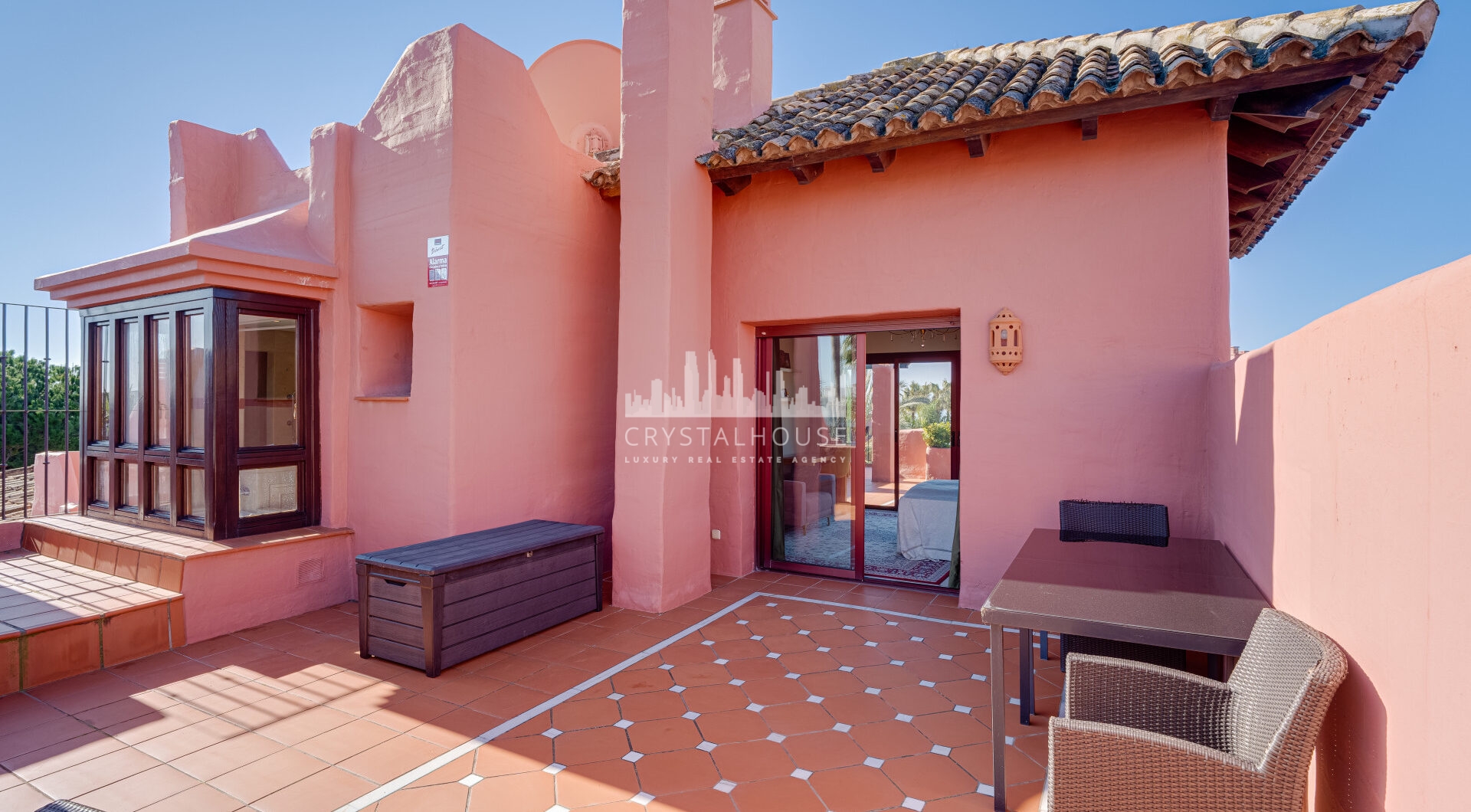 Fantastyczny południowo-zachodni naprzeciwko trzypokojowego dwupoziomowego penthouse położony w prestiżowej, strzeżonej nadmorskiej społeczności Menara Beach, Estepona