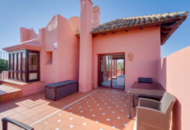 Fantastyczny południowo-zachodni naprzeciwko trzypokojowego dwupoziomowego penthouse położony w prestiżowej, strzeżonej nadmorskiej społeczności Menara Beach, Estepona