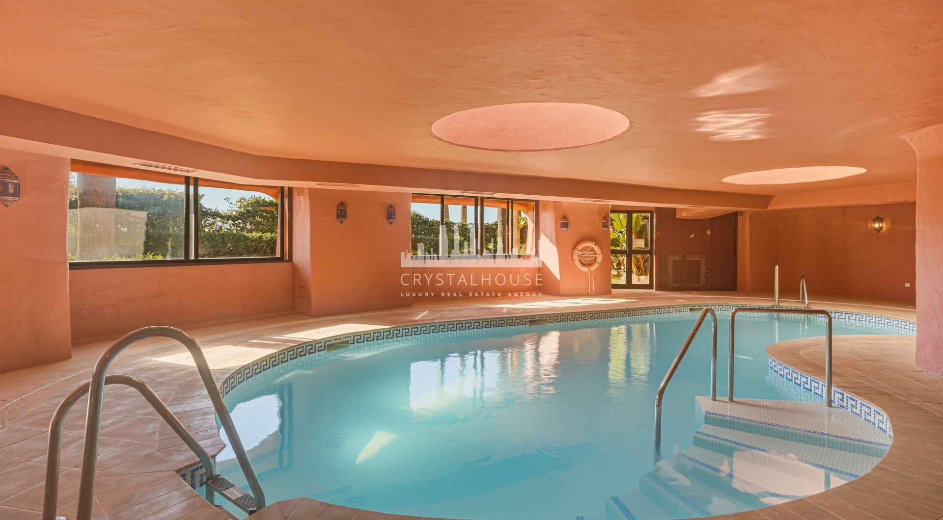 Fantastyczny południowo-zachodni naprzeciwko trzypokojowego dwupoziomowego penthouse położony w prestiżowej, strzeżonej nadmorskiej społeczności Menara Beach, Estepona