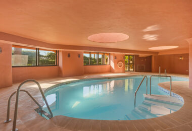 Fantastyczny południowo-zachodni naprzeciwko trzypokojowego dwupoziomowego penthouse położony w prestiżowej, strzeżonej nadmorskiej społeczności Menara Beach, Estepona