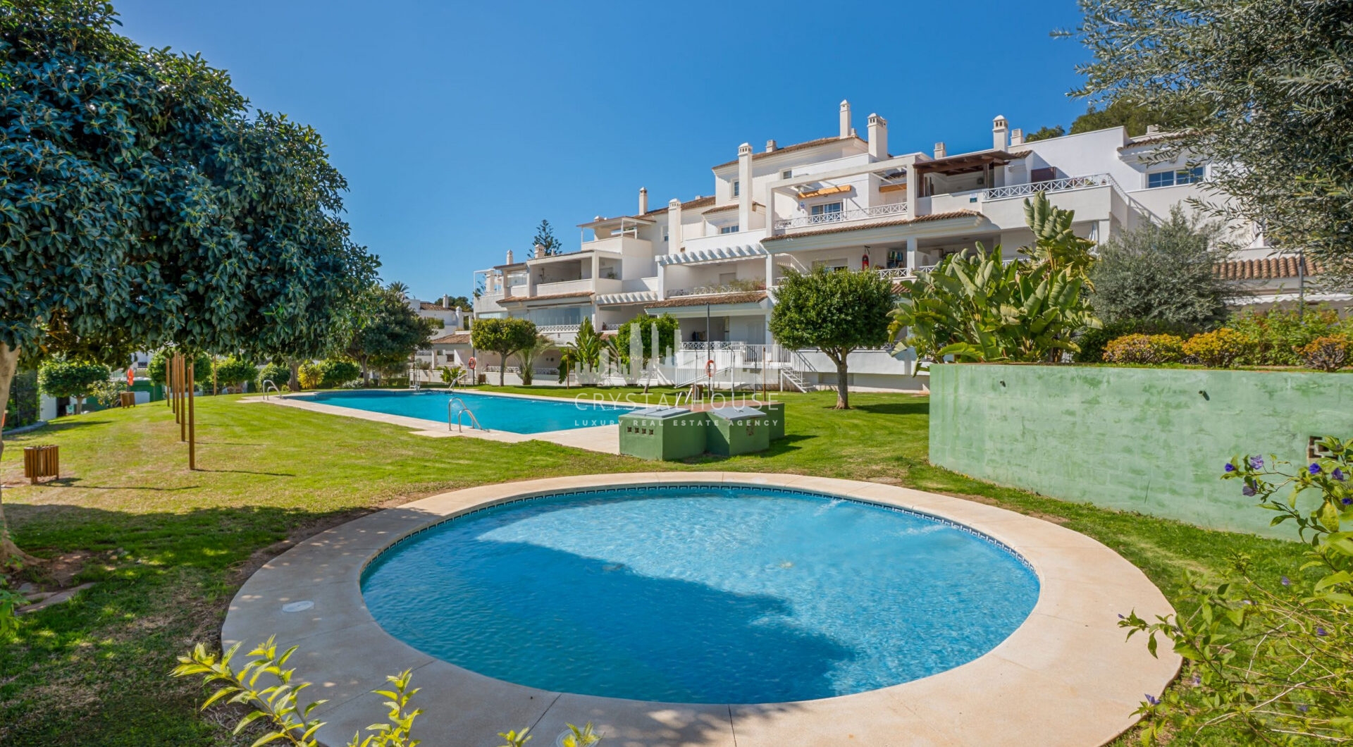 Jasny południowy zachód - dwupokojowe mieszkanie znajduje się w strzeżonej społeczności Lomas de Rio Real, Marbella