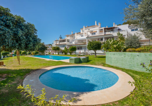Jasny południowy zachód - dwupokojowe mieszkanie znajduje się w strzeżonej społeczności Lomas de Rio Real, Marbella