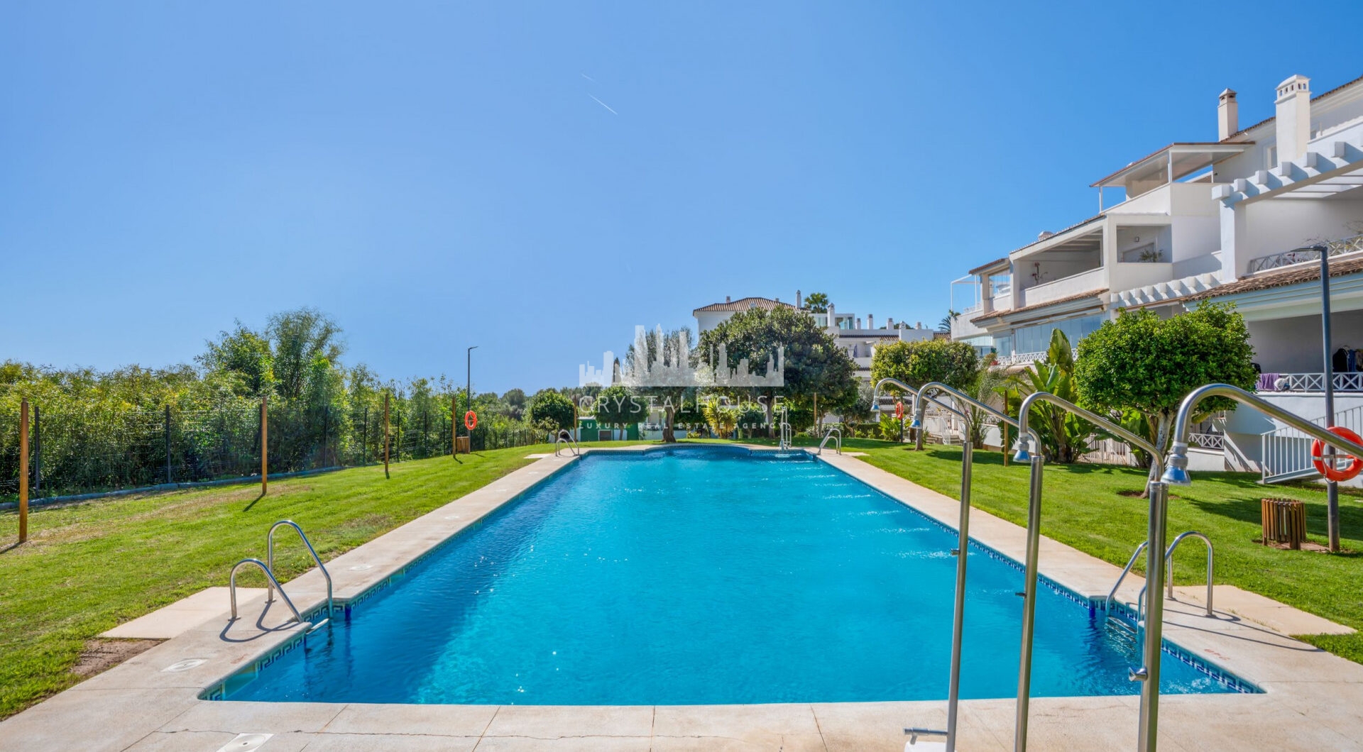 Jasny południowy zachód - dwupokojowe mieszkanie znajduje się w strzeżonej społeczności Lomas de Rio Real, Marbella