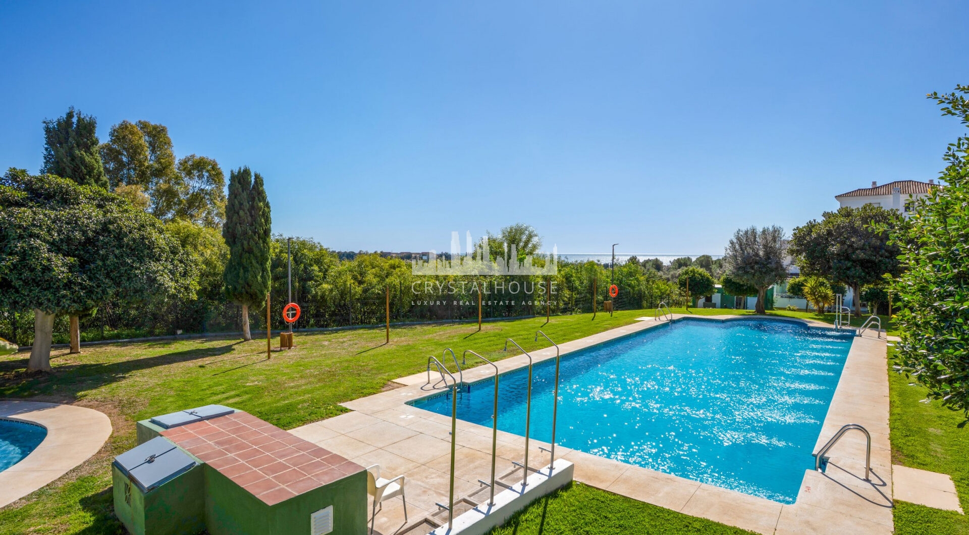 Jasny południowy zachód - dwupokojowe mieszkanie znajduje się w strzeżonej społeczności Lomas de Rio Real, Marbella