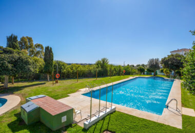 Jasny południowy zachód - dwupokojowe mieszkanie znajduje się w strzeżonej społeczności Lomas de Rio Real, Marbella
