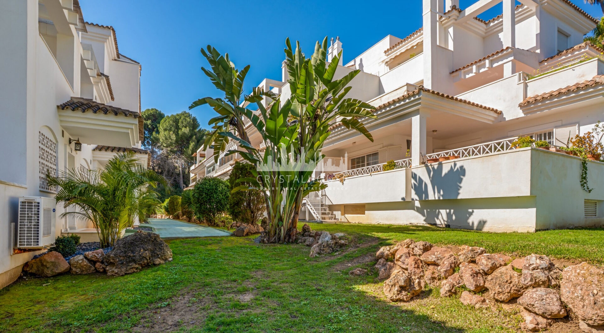 Jasny południowy zachód - dwupokojowe mieszkanie znajduje się w strzeżonej społeczności Lomas de Rio Real, Marbella