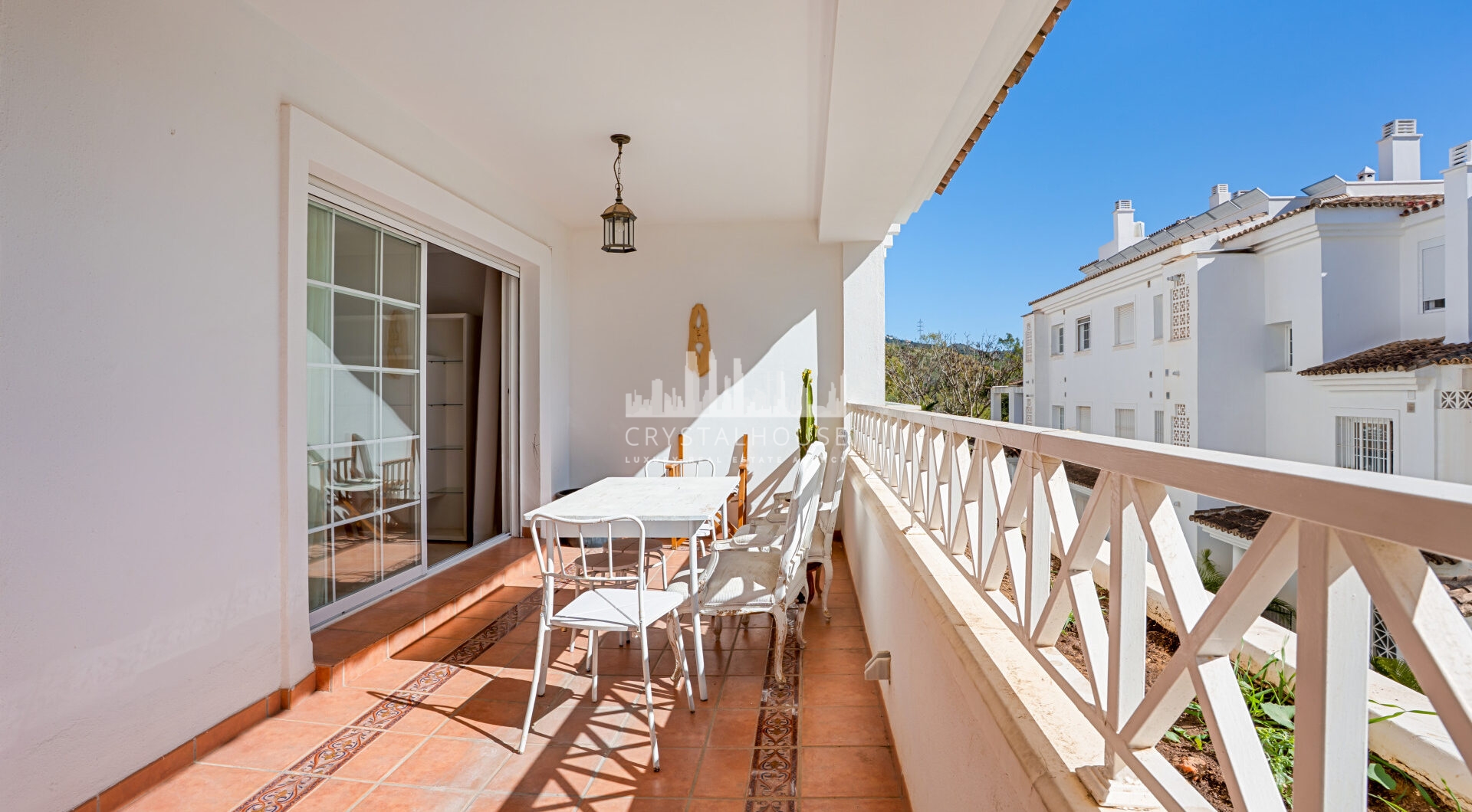 Jasny południowy zachód - dwupokojowe mieszkanie znajduje się w strzeżonej społeczności Lomas de Rio Real, Marbella