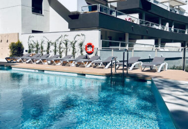 Elegancki trzy sypialnie, apartament położony w strzeżonej społeczności La Quinta Golf, Benahavis