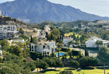 Elegancki trzy sypialnie, apartament położony w strzeżonej społeczności La Quinta Golf, Benahavis