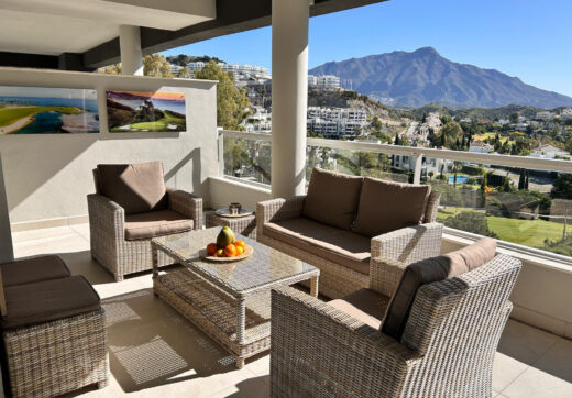 Elegancki trzy sypialnie, apartament położony w strzeżonej społeczności La Quinta Golf, Benahavis