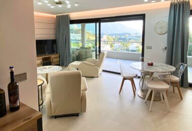 Elegancki trzy sypialnie, apartament położony w strzeżonej społeczności La Quinta Golf, Benahavis