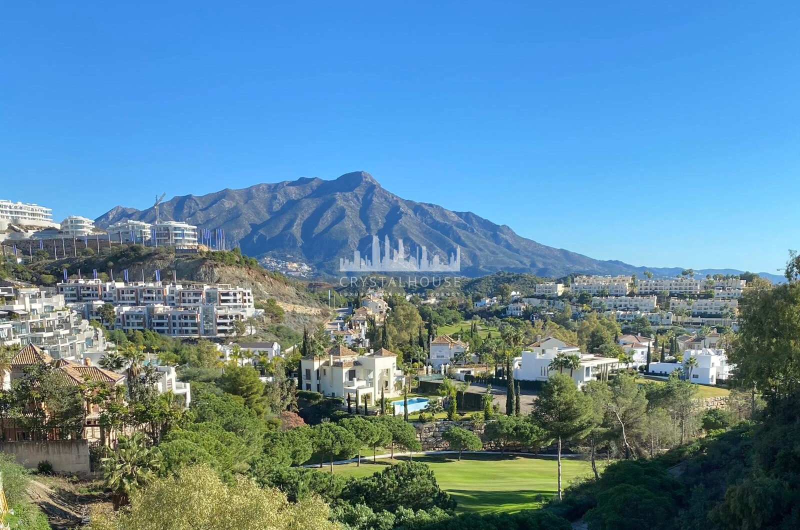 Elegancki trzy sypialnie, apartament położony w strzeżonej społeczności La Quinta Golf, Benahavis