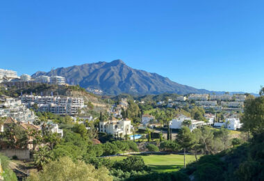 Elegancki trzy sypialnie, apartament położony w strzeżonej społeczności La Quinta Golf, Benahavis