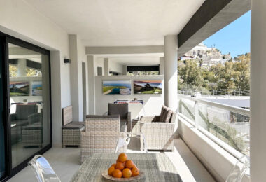 Elegancki trzy sypialnie, apartament położony w strzeżonej społeczności La Quinta Golf, Benahavis