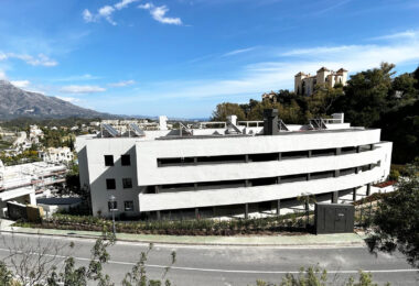 Elegancki trzy sypialnie, apartament położony w strzeżonej społeczności La Quinta Golf, Benahavis