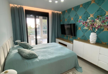 Elegancki trzy sypialnie, apartament położony w strzeżonej społeczności La Quinta Golf, Benahavis