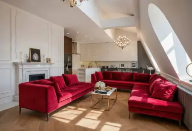 Apartament Kraków Stare Miasto z eleganckim salonem, czerwonymi sofami, kominkiem i jasną kuchnią w tle
