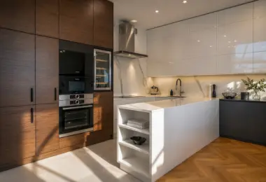 Apartament Kraków Stare Miasto z nowoczesną kuchnią, białą wyspą, drewnianą zabudową i eleganckim wykończeniem