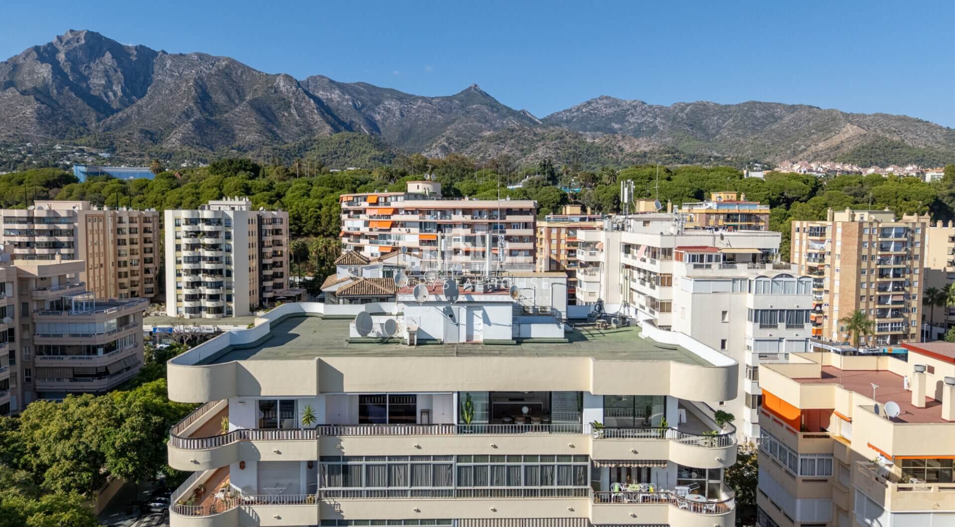 Ekskluzywny, trzypokojowy penthouse w sercu Marbelli – Luksusowe życie z zapierającym dech widokiem na morze