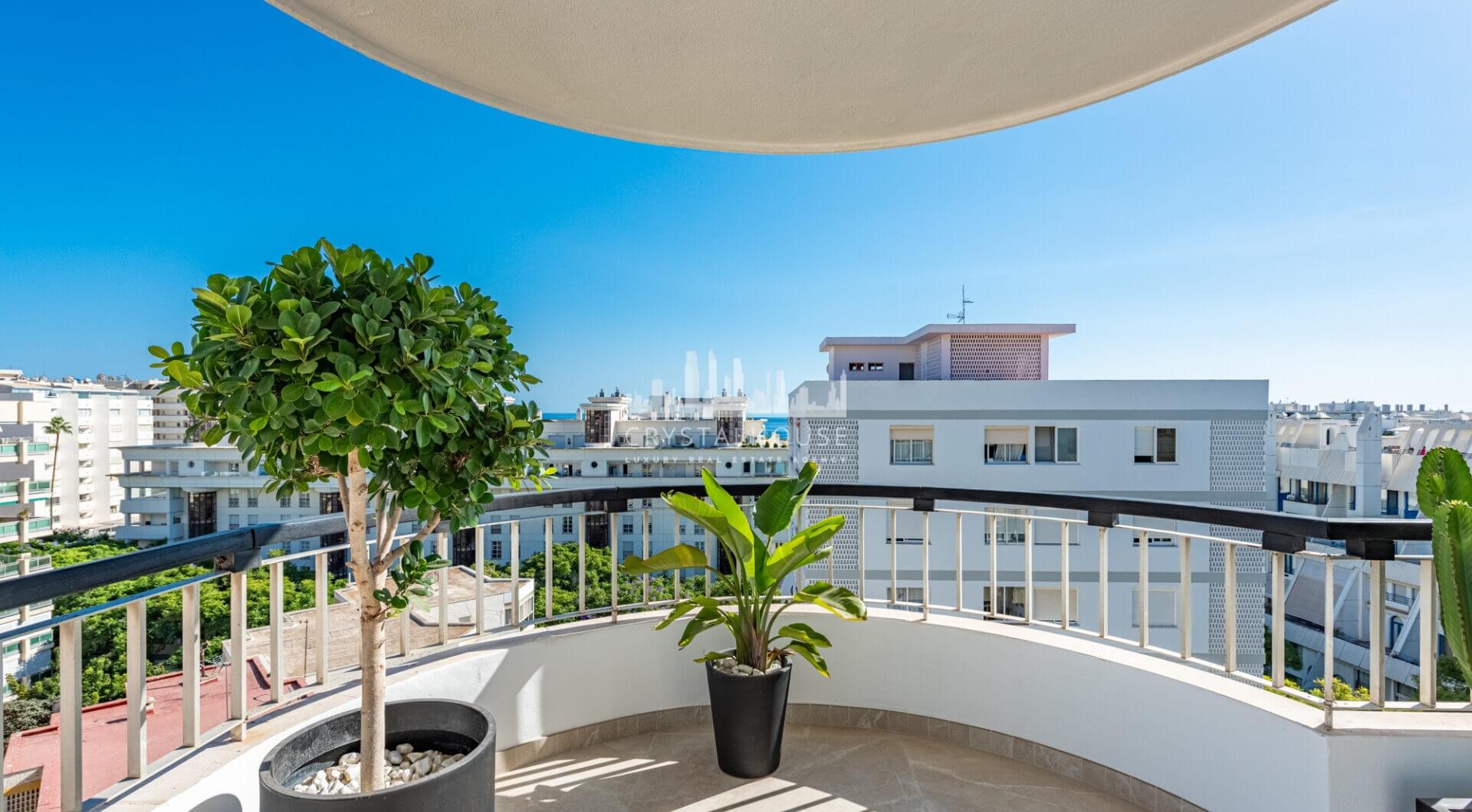 Ekskluzywny, trzypokojowy penthouse w sercu Marbelli – Luksusowe życie z zapierającym dech widokiem na morze