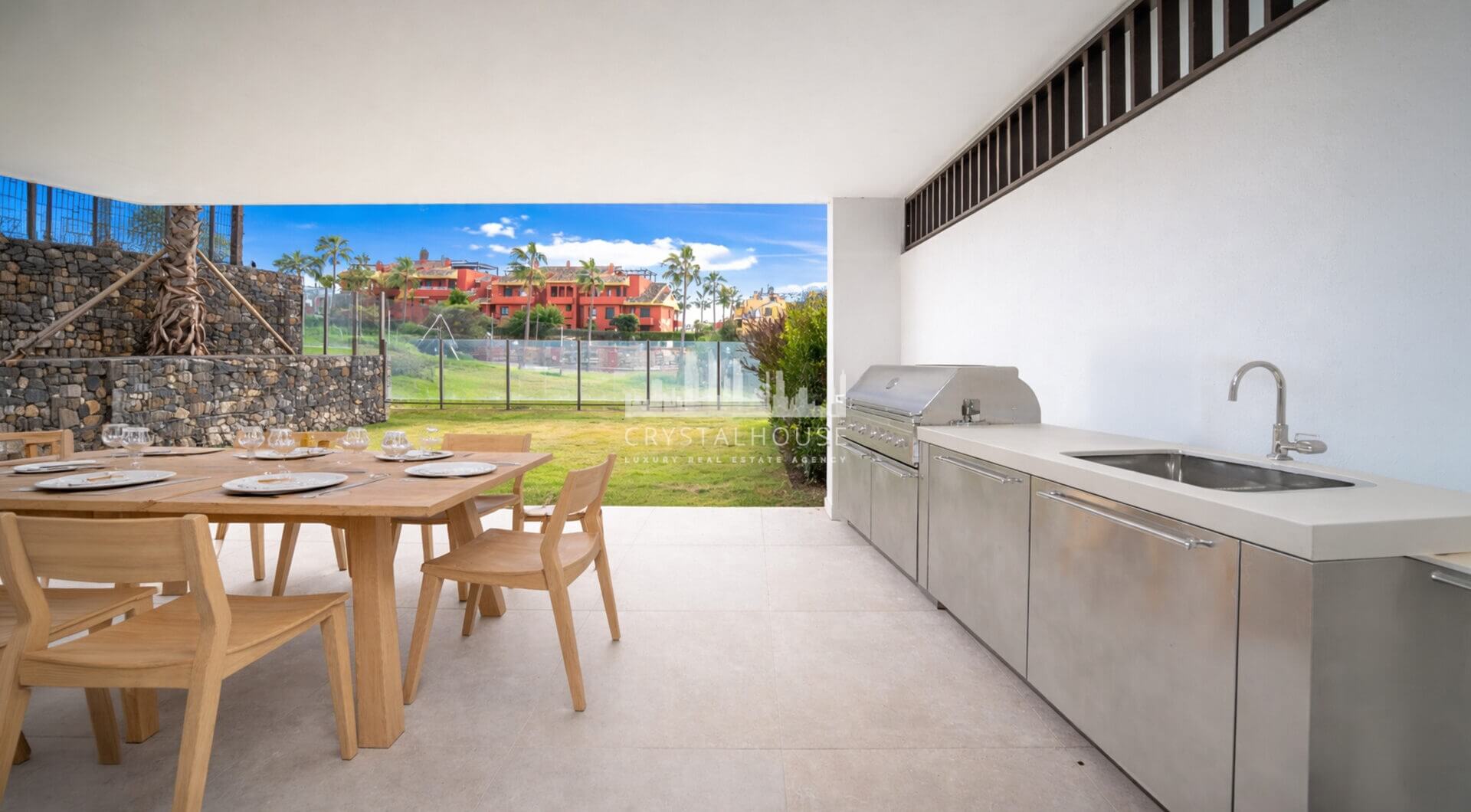 Współczesny narożny apartament na parterze w Cancelada, Estepona Wschód