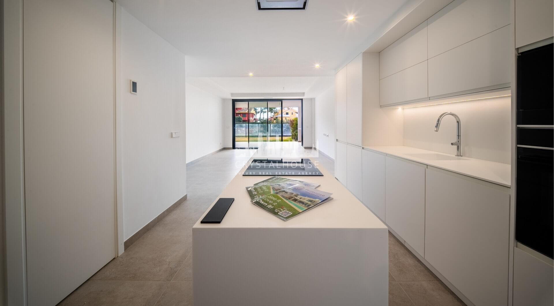 Współczesny narożny apartament na parterze w Cancelada, Estepona Wschód