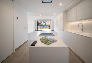 Współczesny narożny apartament na parterze w Cancelada, Estepona Wschód