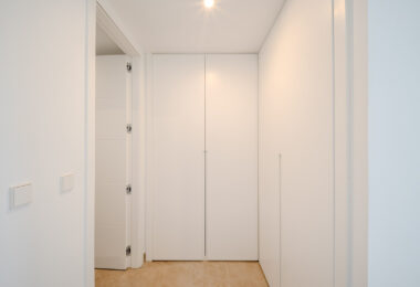 Współczesny narożny apartament na parterze w Cancelada, Estepona Wschód