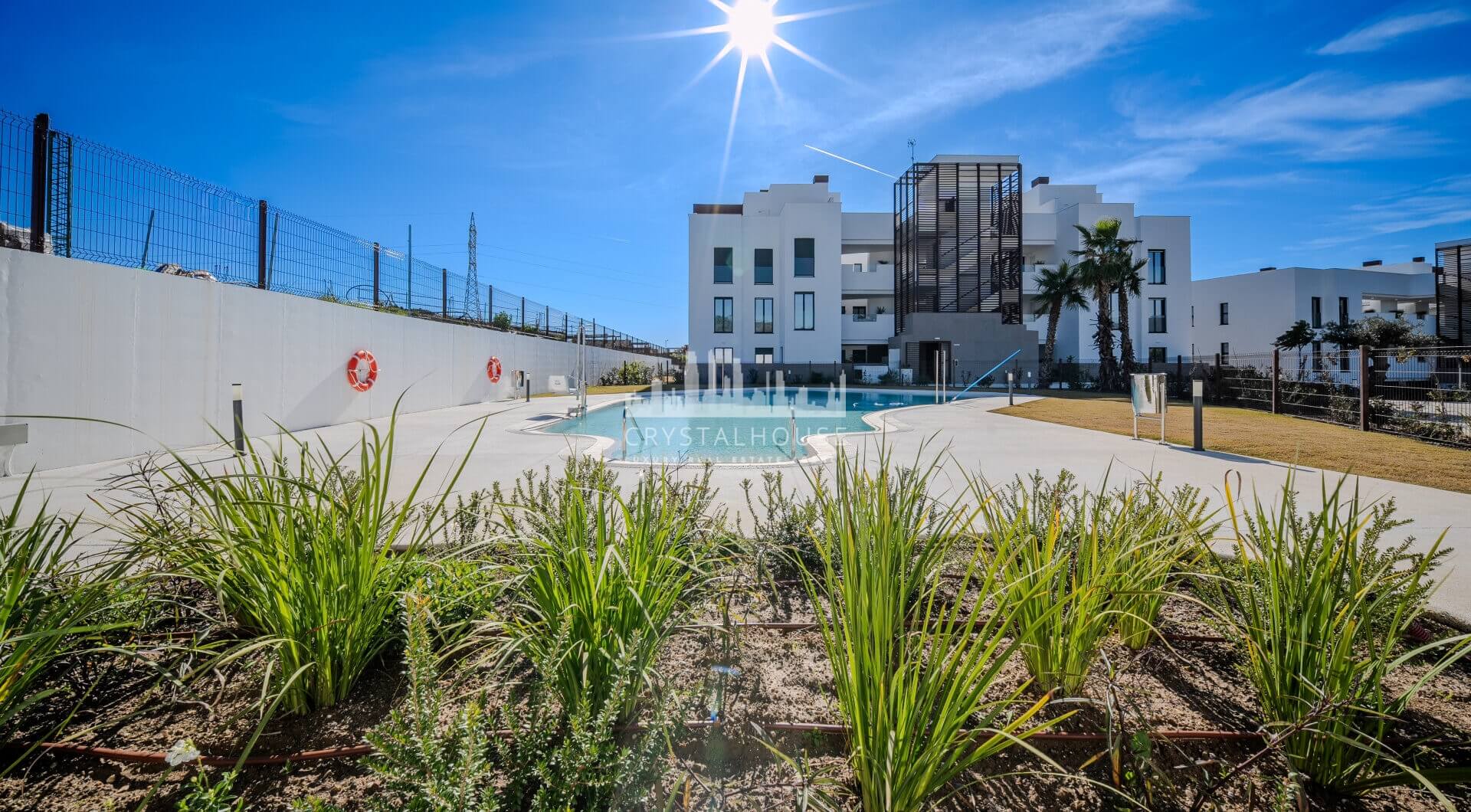 Współczesny narożny apartament na parterze w Cancelada, Estepona Wschód