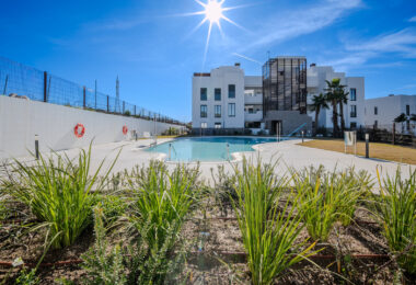 Współczesny narożny apartament na parterze w Cancelada, Estepona Wschód